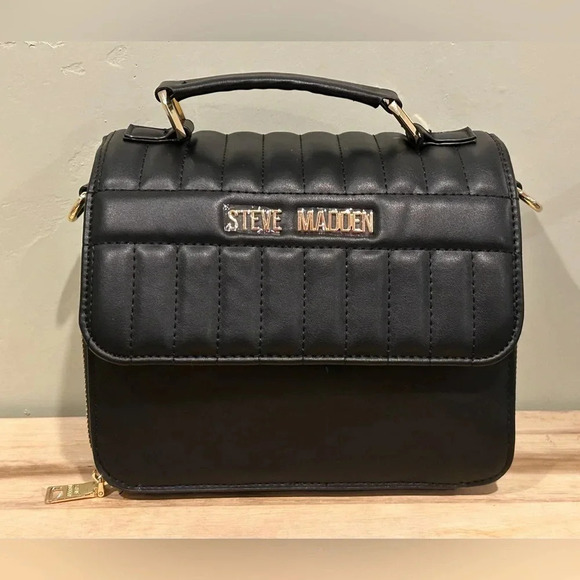 Steve Madden Handbags - NWTS STEVE MADDEN BSAUL BLACK QUILTED CROSSBODY. MULTICOLORED LOGO STRAP.